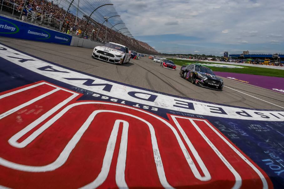 Ford drivers led 143 of the 200 laps. Ford drivers led 143 of the 200 laps.